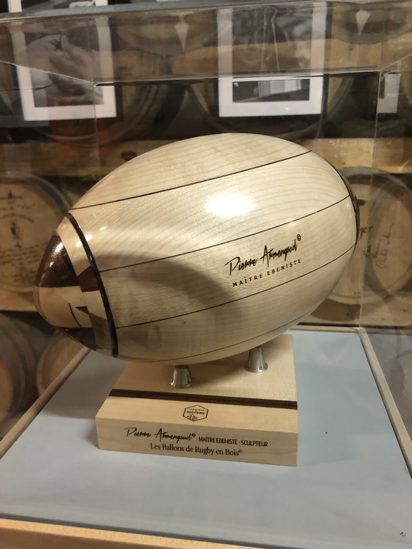 Domaine du Cassard exposition les ballons de rugby en bois 600x800png