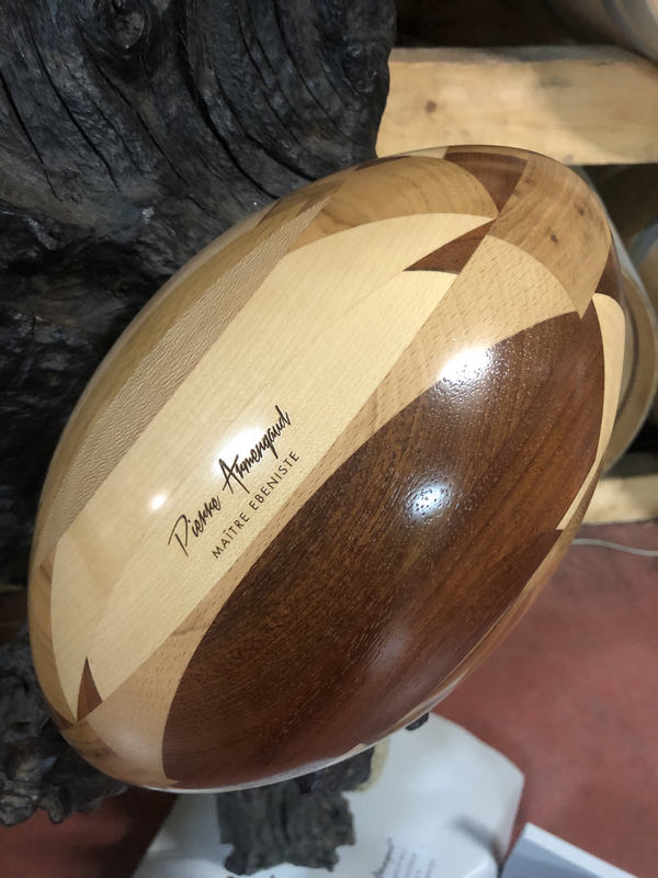 Domaine du Cassard exposition les ballons de rugby en bois 800x600 2