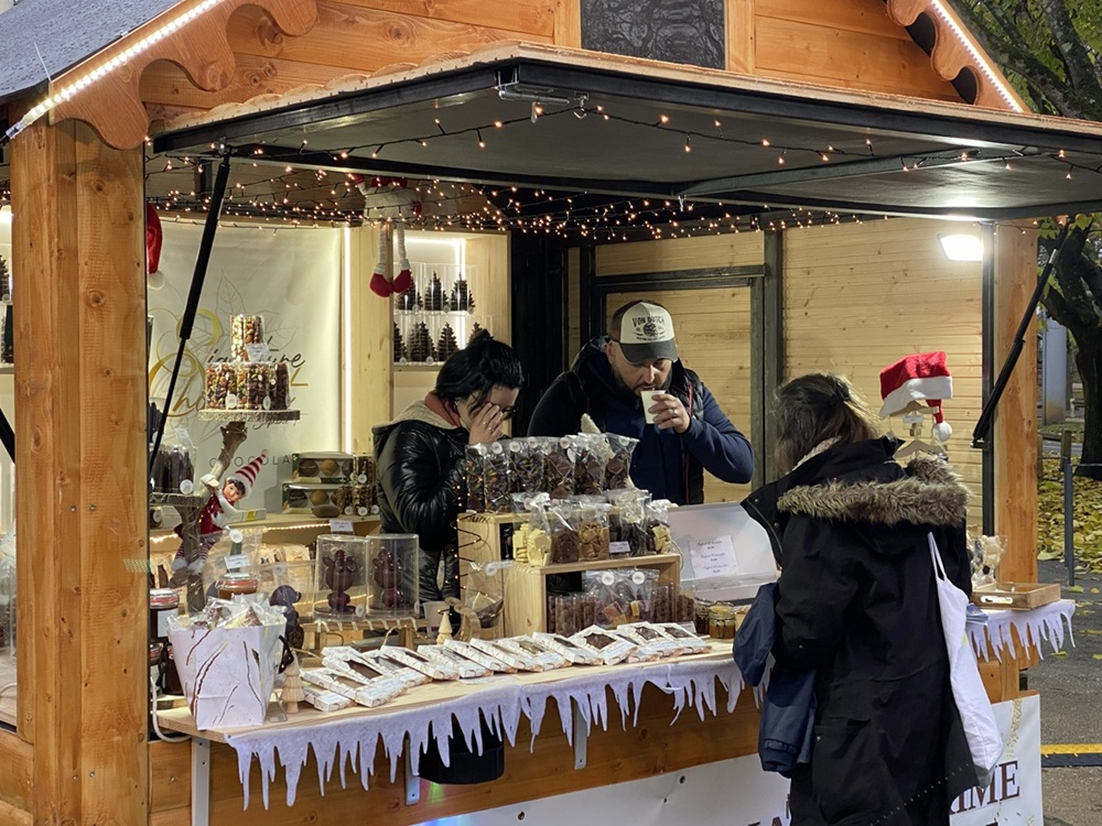 Le village de Noël avec ses chalets gourmands et artisanaux