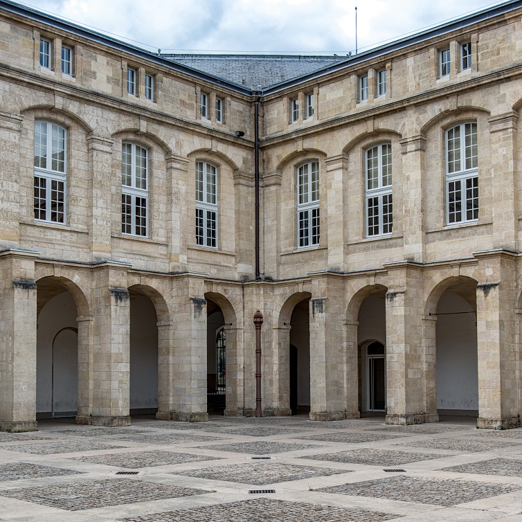 Cour Mably