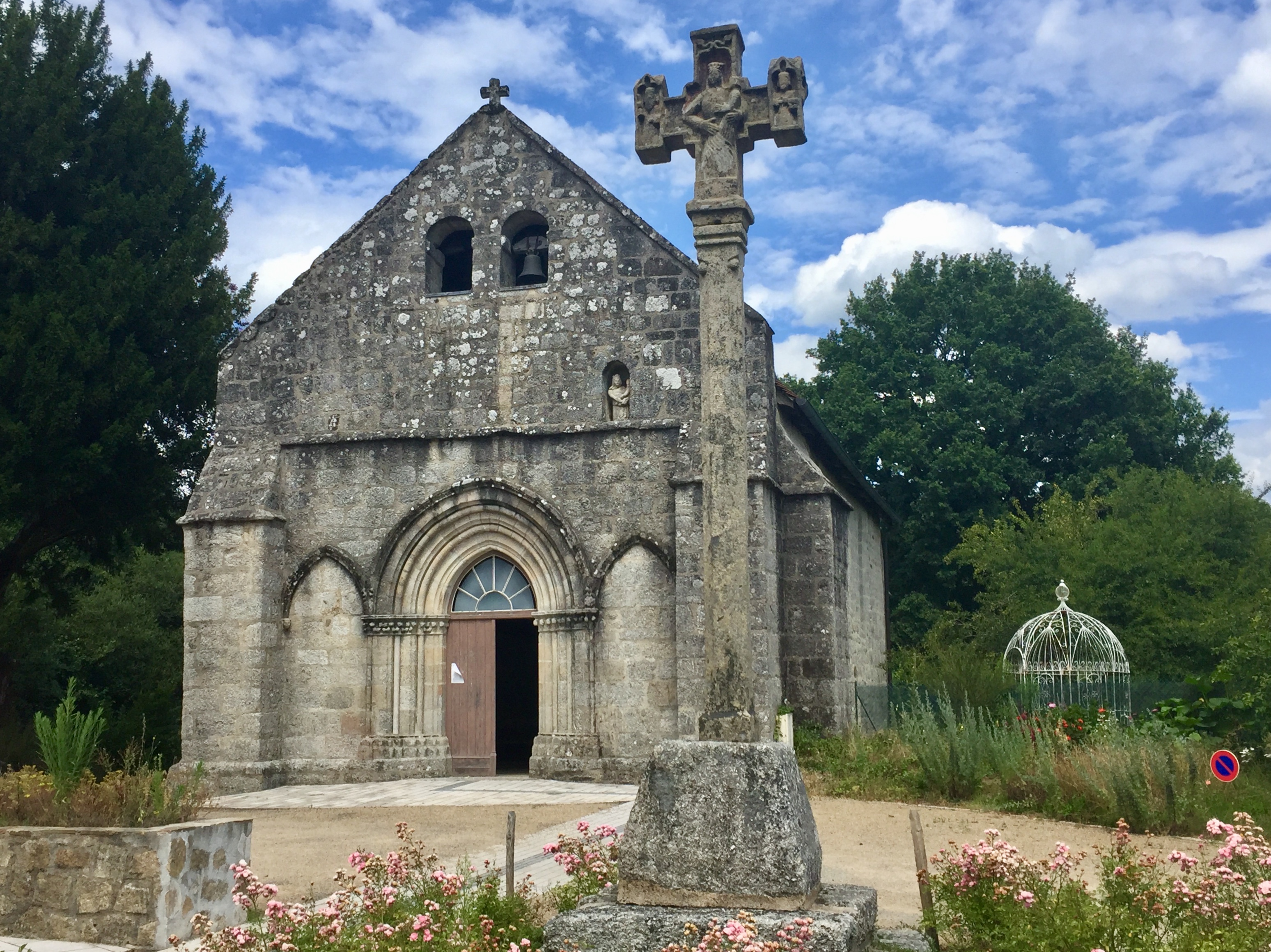 Eglise et croix de Cheissoux © OT Portes de Vassivière, SP