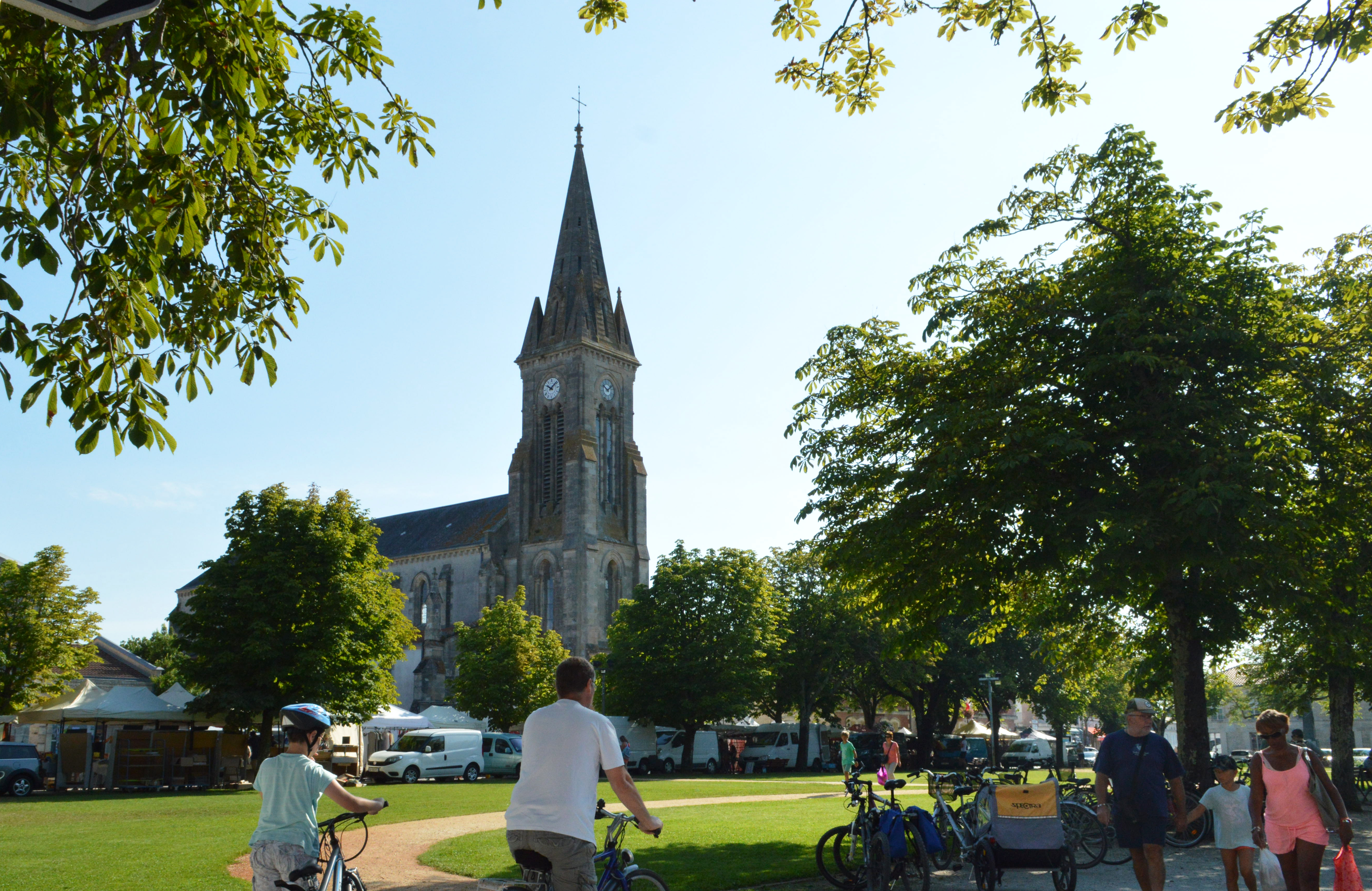 Hourtin ville - marché © medoc-atlantique-tourisme_2