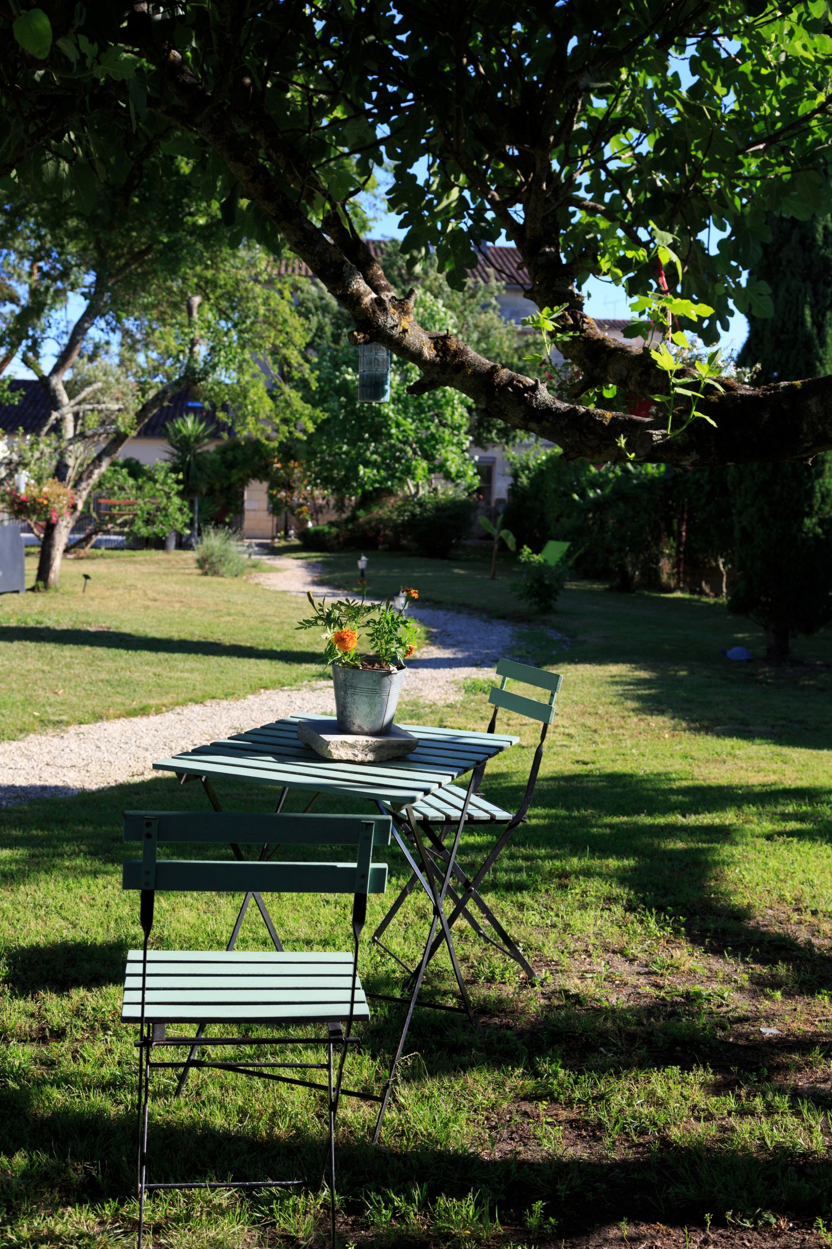 Petite table dans le jardin - Le Coeur des Vignes Pauillac