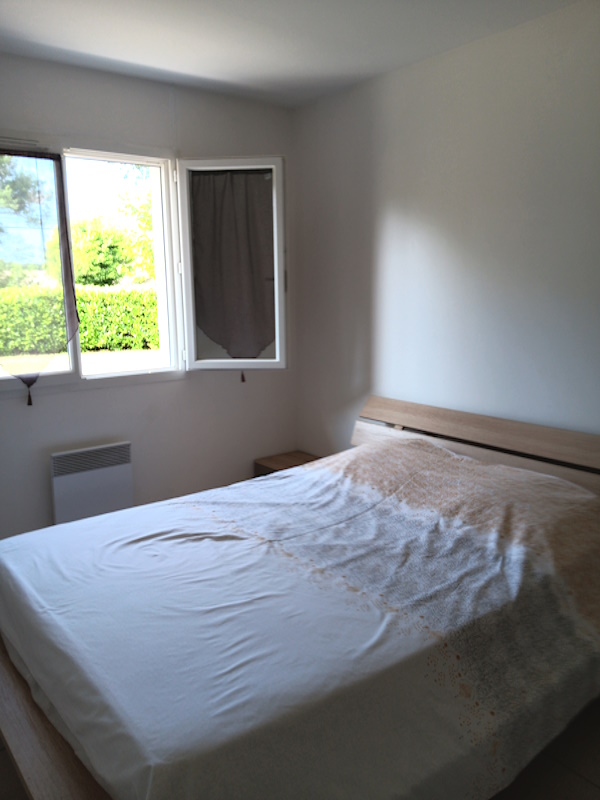 chambre couvre lit blanc et beige 1 redi