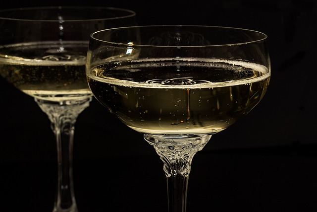 champagne-glasses-1940262_640