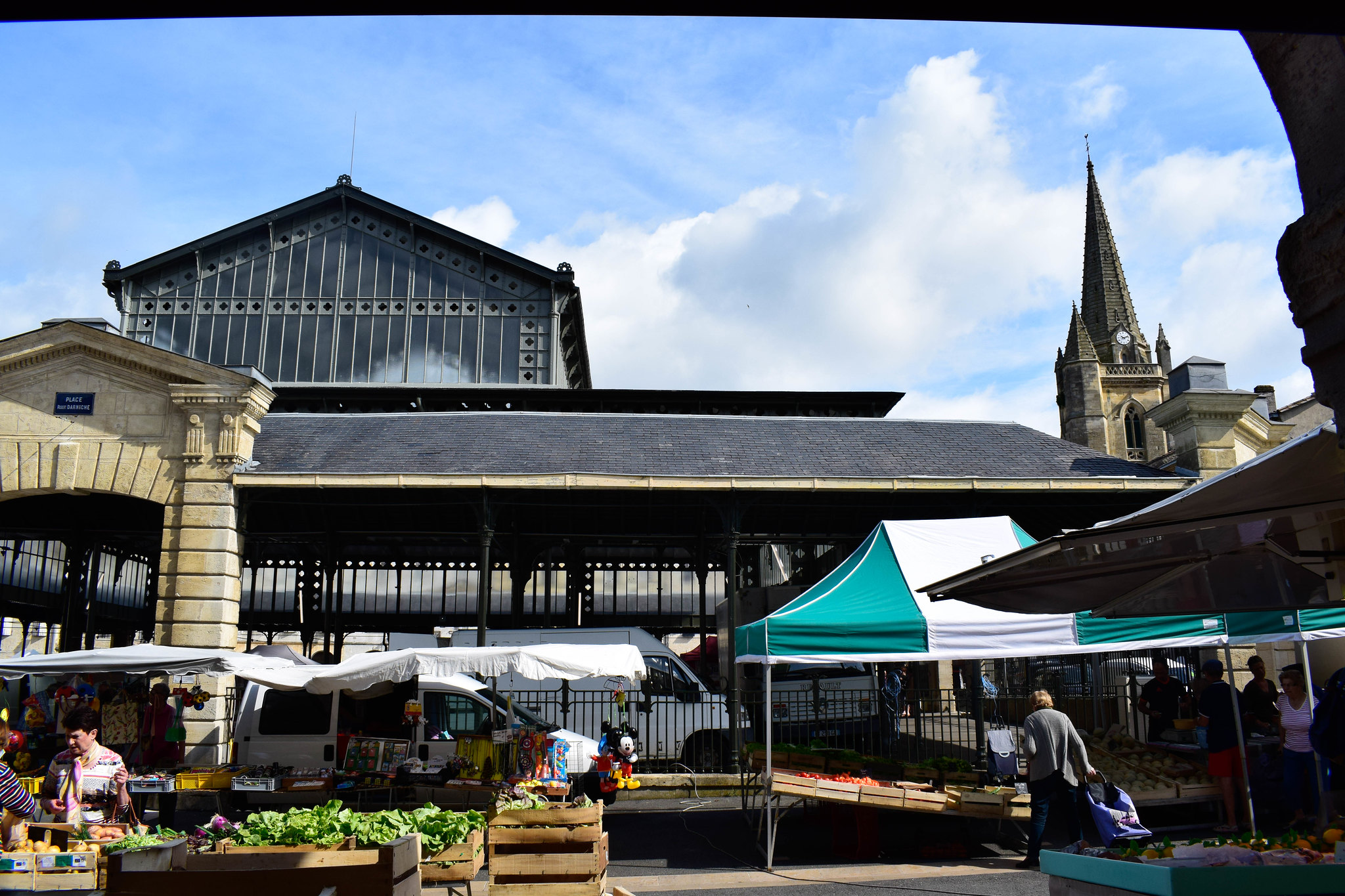 Halle église et jour de marché